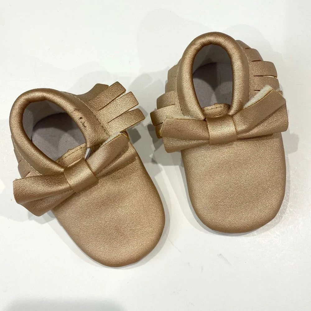 Light Gold w/Bow, baby girl fringe moccasins, size 4, 12-18M EUC.